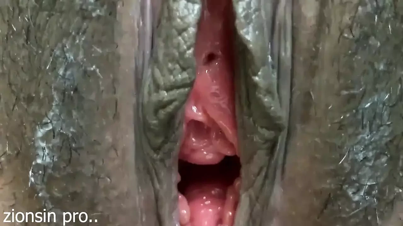 Awek seksi bertatah Afrika mengongkek timun besar