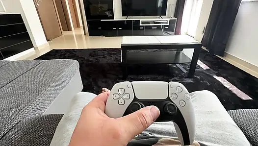 Leg den Joystick weg! Ich saug seinen Schwanz leer! Lass mich dein Spielzeug sein!