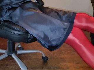 Modře lemovaná kancelářská sukně s červenými lesklými punčochami