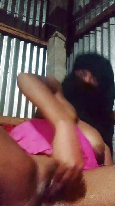 Wanita seksi melancap dengan tangannya - video
