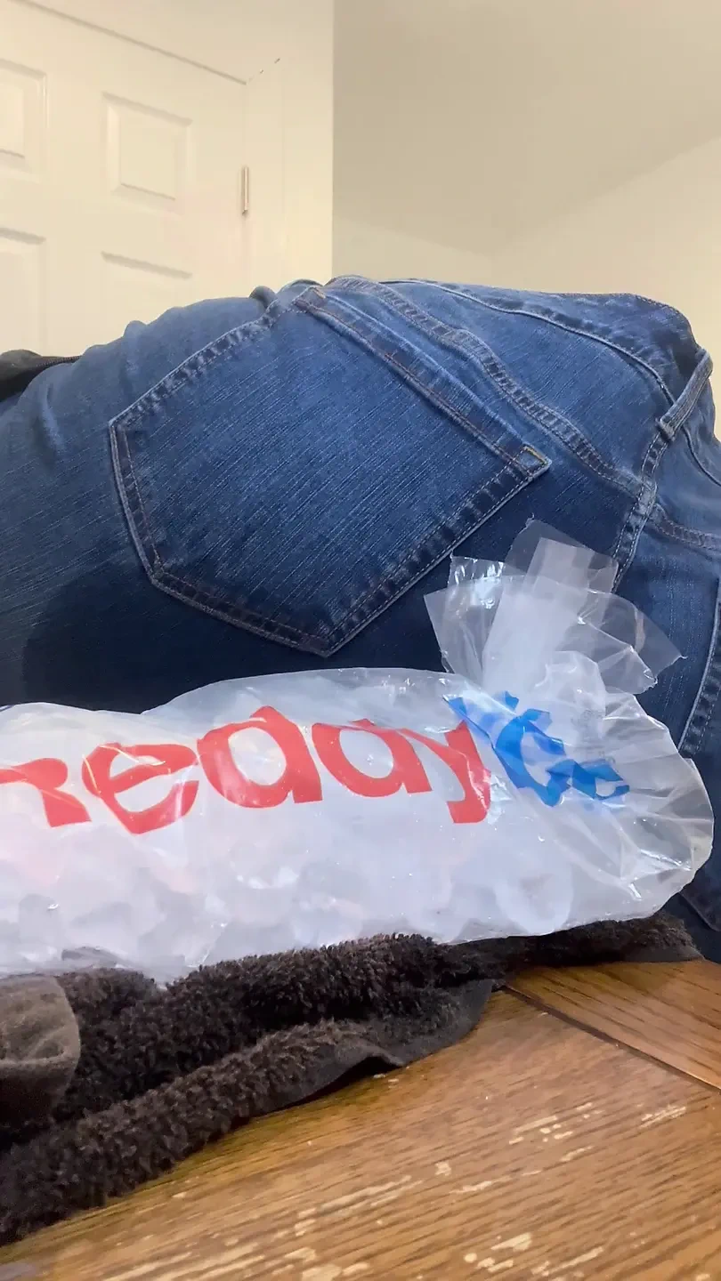 Lần đầu tiên cho ice vào âm hộ của tôi!