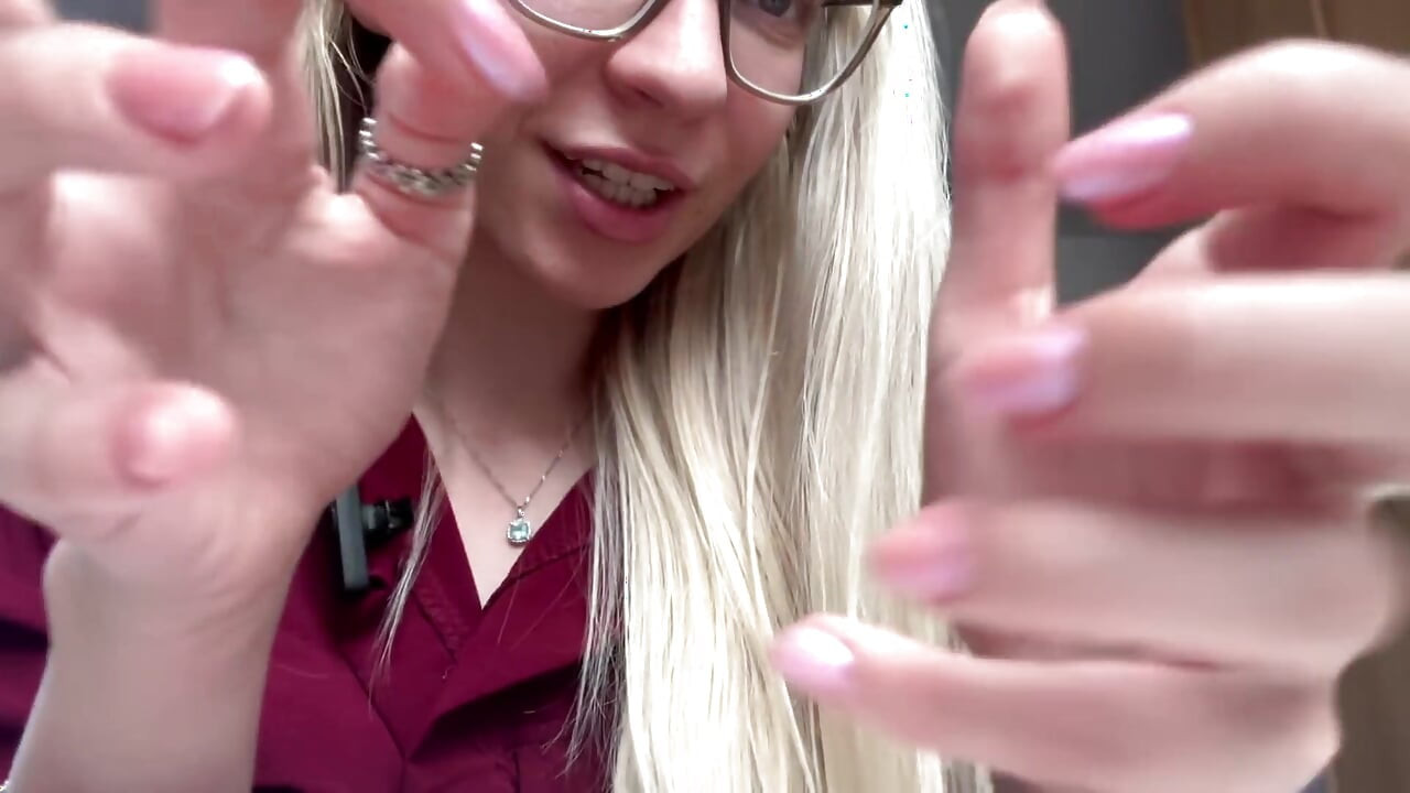 Medel tjej straffar dig med kittlar asmr