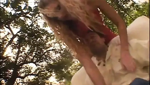 Pelacur pirang hampir tidak bercinta di luar ruangan