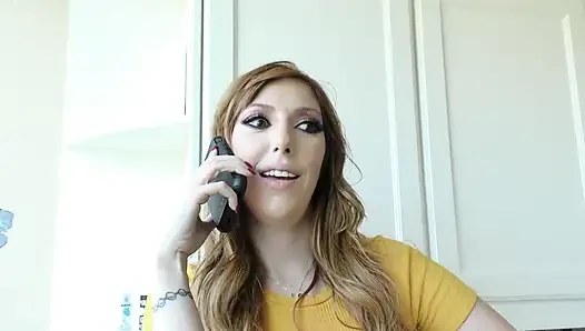 Sabırsız büyük memeli kızıl saçlı ev hanımı yeni yarakla sikişiyor