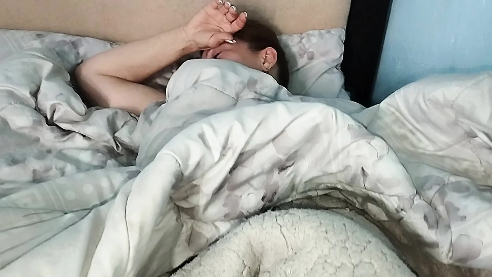 Dulcevaginaspro - Stavo cercando dei vestiti e ho visto la mia matrigna masturbarsi da sotto le coperte sul letto