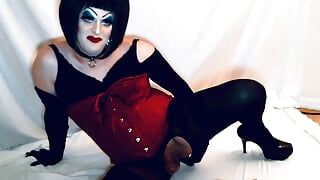 Sissy Drag Queen in zware make-up speelt met buttplugs, kont naar mond