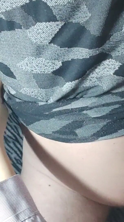 J'ai mis la chemise préférée de mon mari et il m'a rempli la chatte de sperme en échange | Clip 1