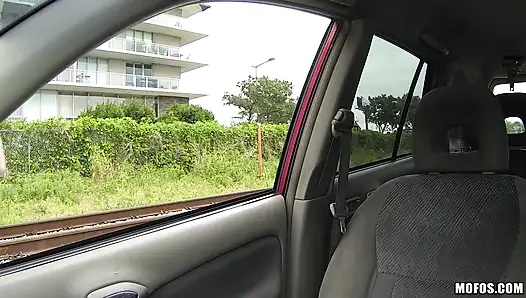 Mofos - die geile blondine dillion Carter mit dicken titten lutscht Jonh Anthonys schwanz und fickt ihn hart für eine kostenlose fahrt