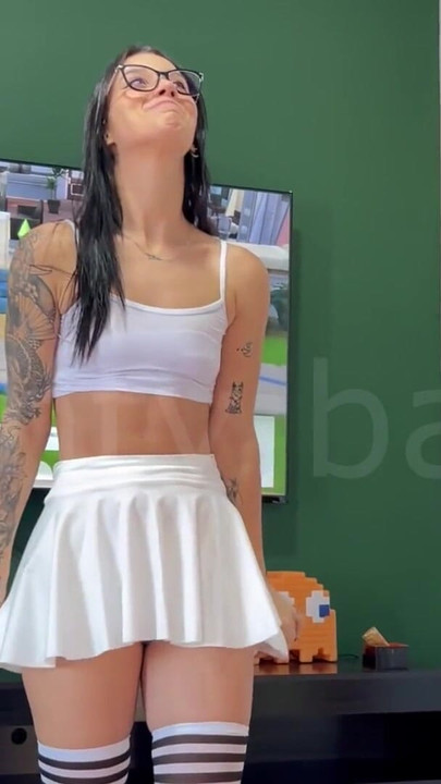 Ball in the hole of the young golf girl | Clip 1