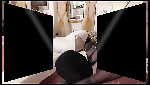 İşeyen sandalyede ayak ibadeti!