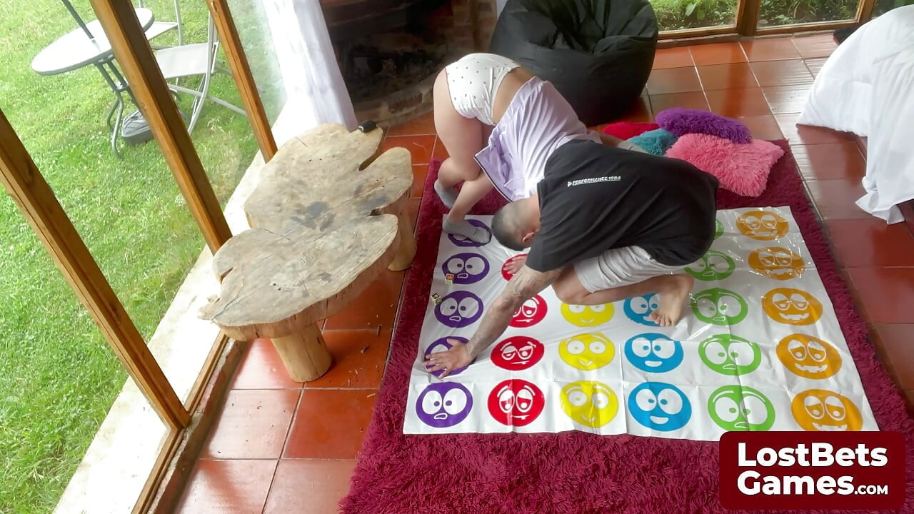 Niespodzianka obciąganie dla zwycięzcy gry Strip Twister