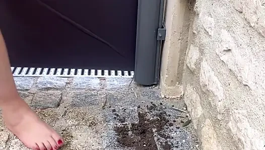Kirli ayaklarımı temizliyordum...