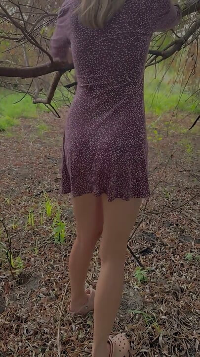 Gadis Telanjang di Hutan