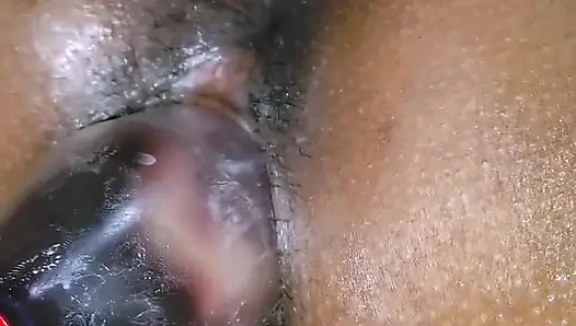Pooja karısının amına bir şişe koydu, götüne salatalık soktu, amcığı ve götü patladı.