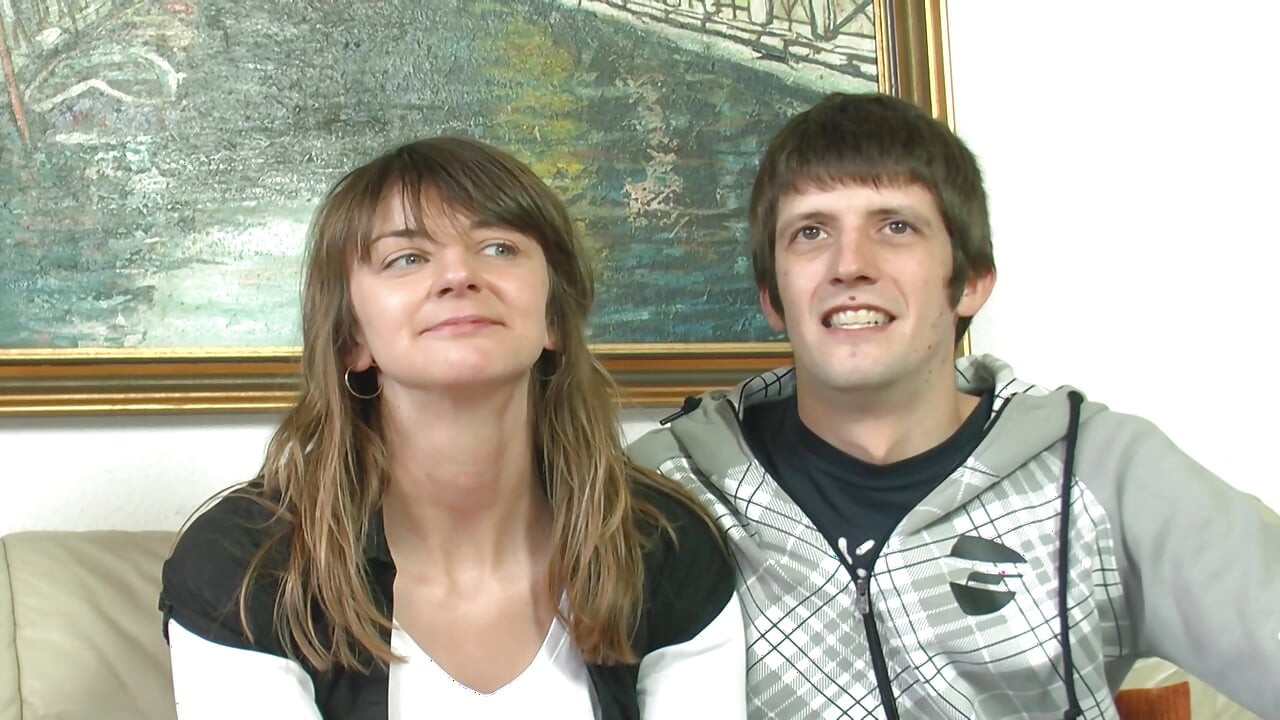 A német barna ribanc két faszát úgy dolgoztatja, mint egy profi