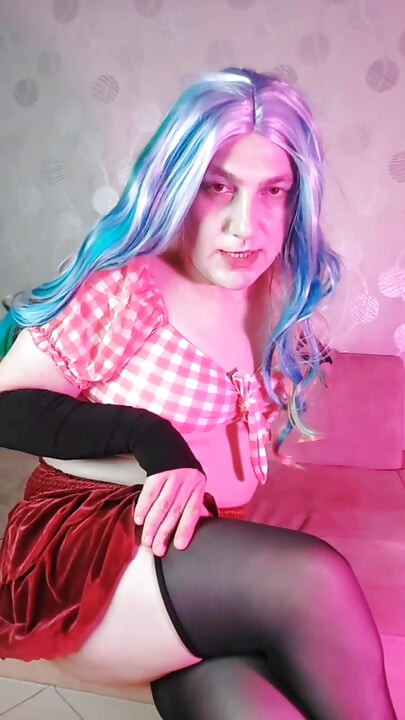 Lelaki Pondan cantik dalam suasana skirt merah comel yang cantik