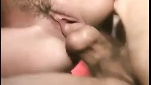 Tante seksi rambut pirang lagi asik jilat kontol dan peler cowok sebelum sesi ngentot