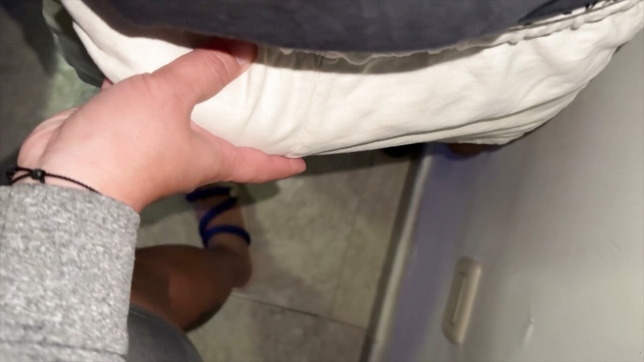 낯선 사람의 자지를 움켜쥐는 거유 소녀