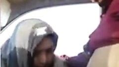Mollig Indisch meisje dat seks heeft in een auto