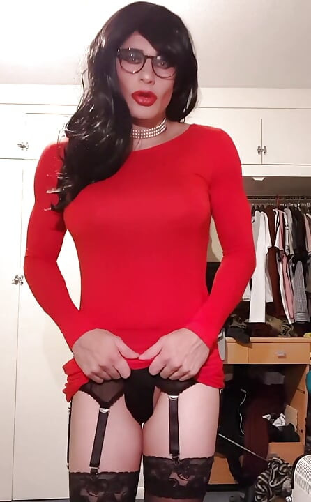 Pokazujem se u svojoj crvenoj bodycon haljini. Opet se malo uzrujam.