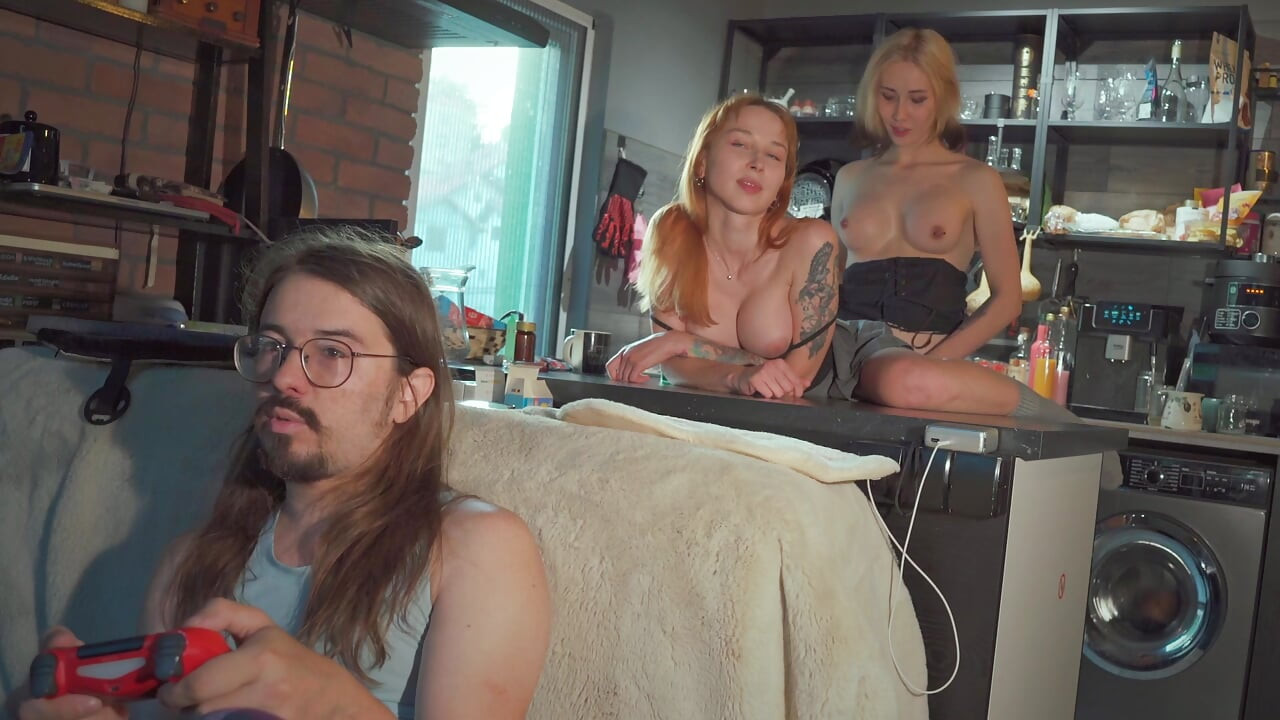 Minha amiga é trans e fode meu cu, e meu irmão nerd não sabe de nada!