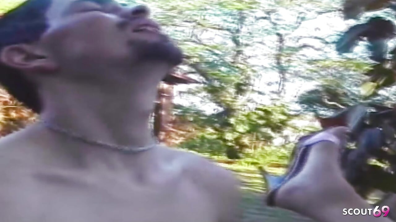 Худенькую блондинку-транса на улице с Tinder на свидании трахнули в анал