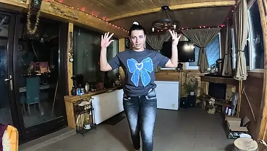 Gırtlağına kadar her şey - orta yaşlı seksi kadın gırtlağına kadar alıyor, memelerini çıkarıyor ve döl kontrolü