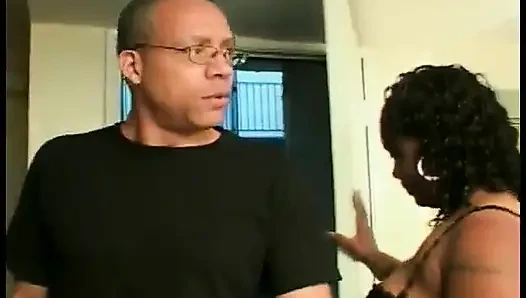 Cewek semok kulit hitam dengan baju hitam lagi asik dientot gaya doggy habis-habisan sama schloeng