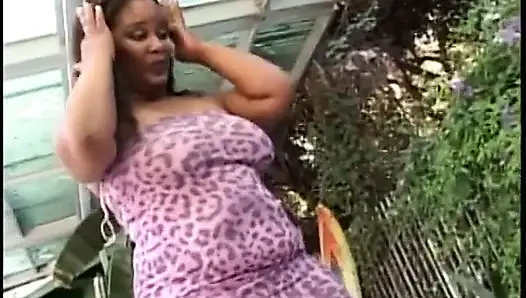 Overweight coloured woman blows white dick in the summerhouse
