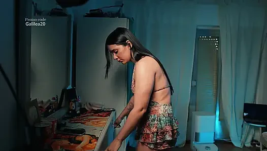 Cowok ini menjunjung tinggi cewek ini tanpa sepengetahuan kalau cewek ini punya kejutan untuk cowok ini, jadi dia akhirnya muasin memeknya pakai dildo