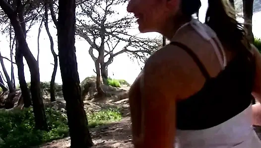 Ngentot di luar ruangan sambil nyepong kontol besar