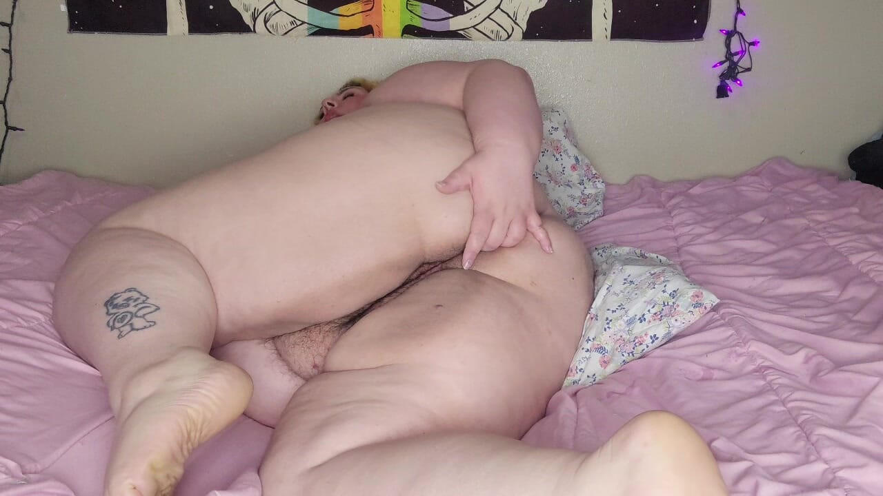 新しい有料ビデオ、だらしない潤滑剤アナル。私がローションをあちこちに噴き出しながら、お尻を突いてくれと懇願するのを聞いて