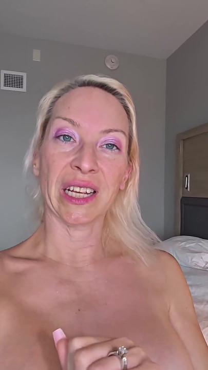 Cycata blondynka MILF wymyka się z tobą z hotelowego basenu - Hotel 69 E02 - MILF Stella
