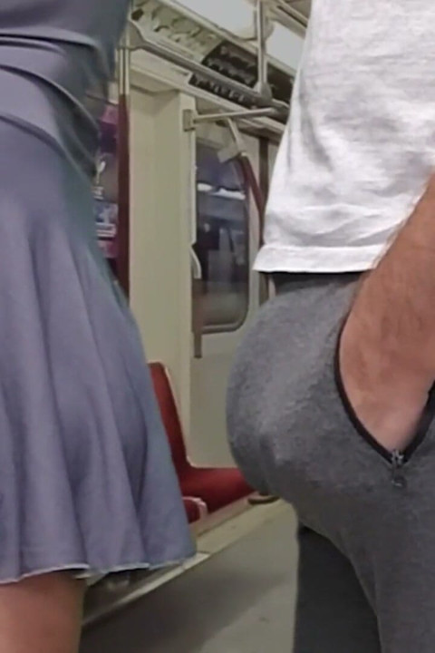 Çılgın adam metroda elbisenin altına boşalıyor yakalanma riski altında