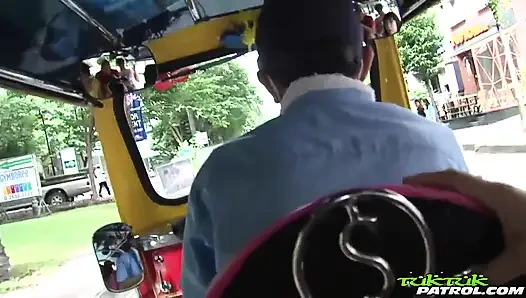 Kedua lubang cewek kurus thailand dientot habis-habisan