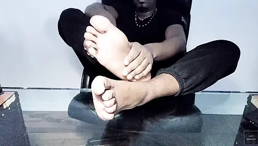 I expose my bright male soles (2025)