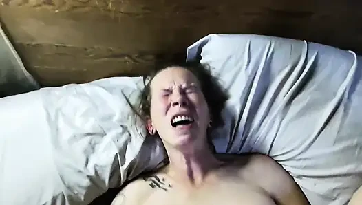 Brünette mit dicken titten gefickt und ins gesicht gespritzt