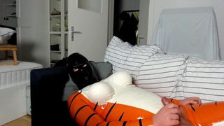 Webcam en streaming dans mon costume de tigre en latex.