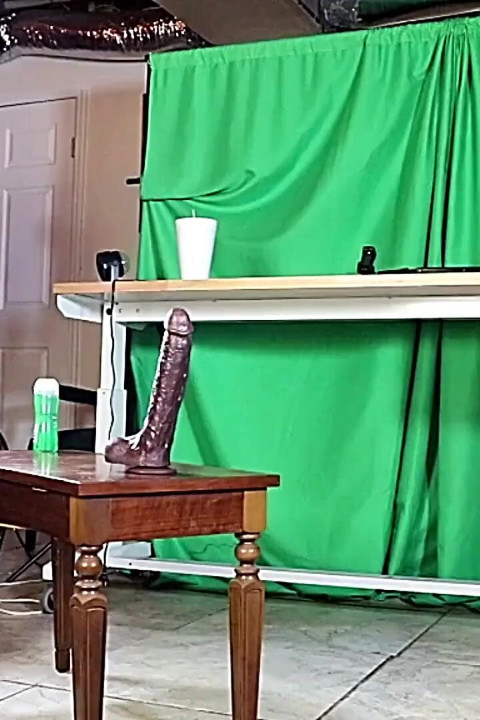 Sexy bbc jock fazendo algum treinamento profundo de glúteo anal para um aperto de buraco apertado