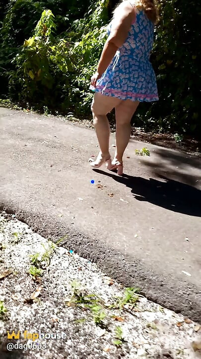 Jamdown26_da0603 - femeie mare și frumoasă care se plimbă în aer liber în parc purtând mini-rochie și tocuri