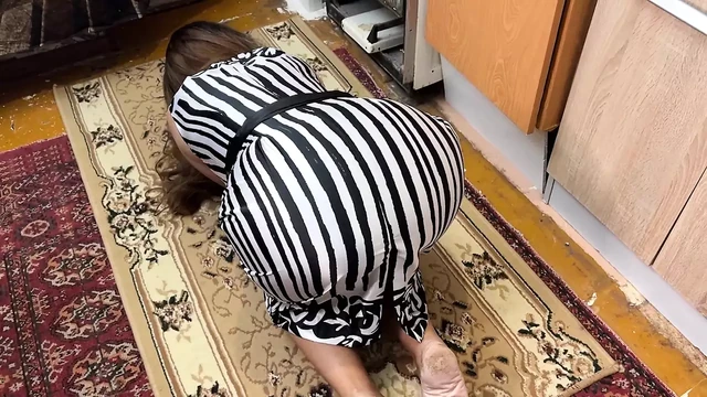 На полу домохозяйка стоит на коленях и чувствует хуй в ее заднице, когда она занимается анальным сексом