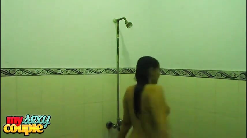Esposa india tomando ducha después de sexo