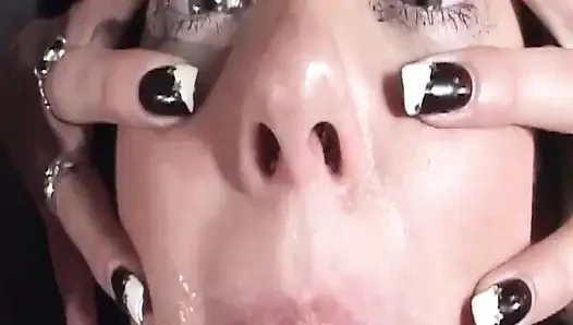 Olgun sarışın orta yaşlı seksi kadın dağınık oral seks sırasında kalın dölle sırılsıklam