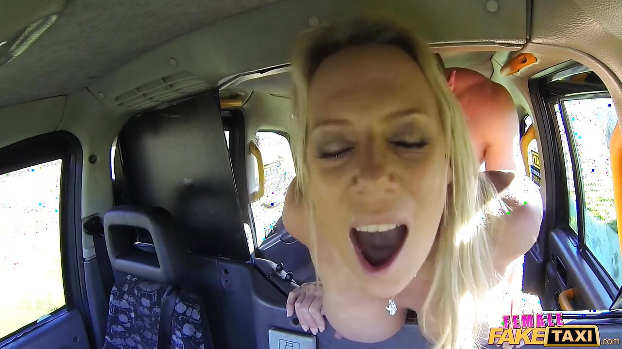 Weibliche fake Taxi - Ozzie Touristin kommt in blondinen-mund
