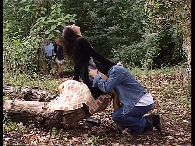Young guy brings his girlfriend in a park to fuck