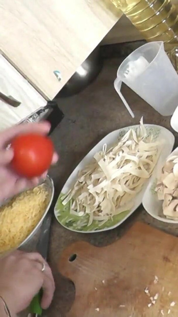 Detik menjatuhkan rahang daripada "Isteri MILF terus memasak bogel tanpa seluar dalam dan coli dalam stoking kasut tumit tinggi. Pepek kelentit. Pantat."