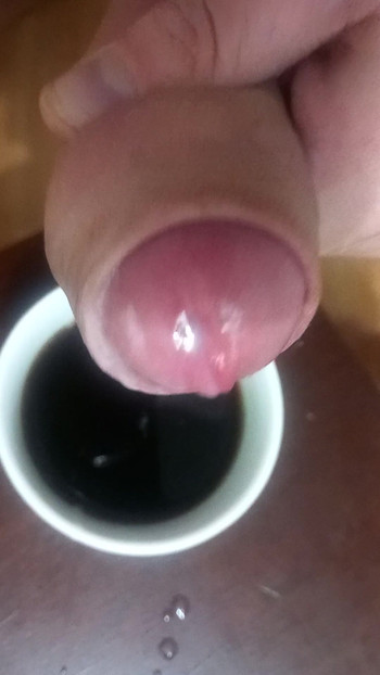 私は朝、上の階の隣人のためにコーヒーを淹れています