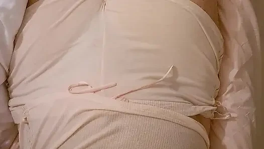 Boşalmak için klitorisini iki parmağımın arasına sürttüm