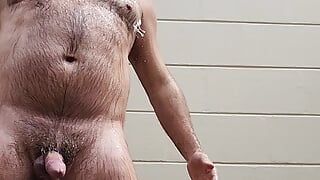Papà peloso fa la doccia all'aperto, sborra e poi piscia!