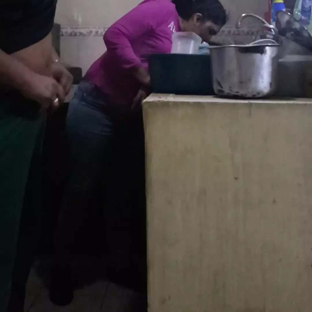 女仆在洗碗时性交，我们差点被我的妻子抓住